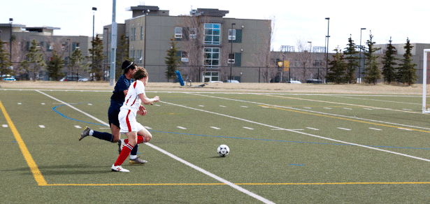 Zwei Fußballspielerinnen im Zweikampf auf Kunstrasen – Sport im Auslandsjahr in Alberta