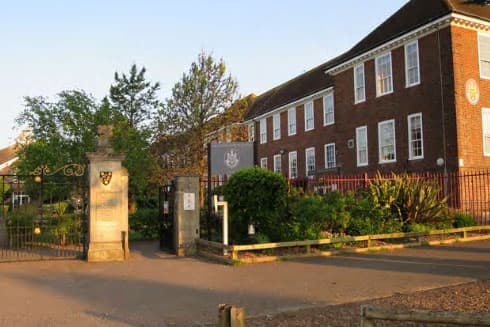 Backsteinschule mit Toreinfahrt und Wappen auf dem Pfeiler – Gastschule in Südwestengland