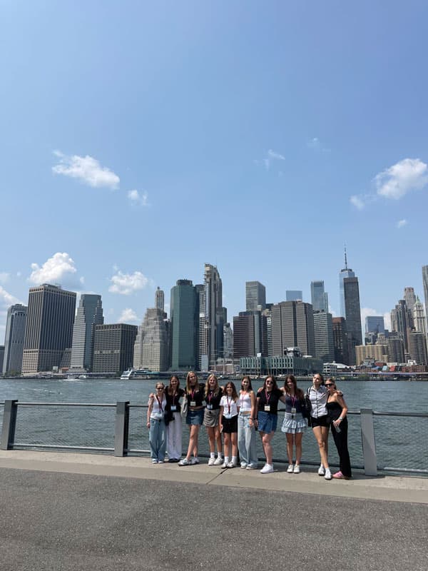 Austauschschüler:innen am Wasser vor der Skyline von Manhattan bei einer New-York-Reise