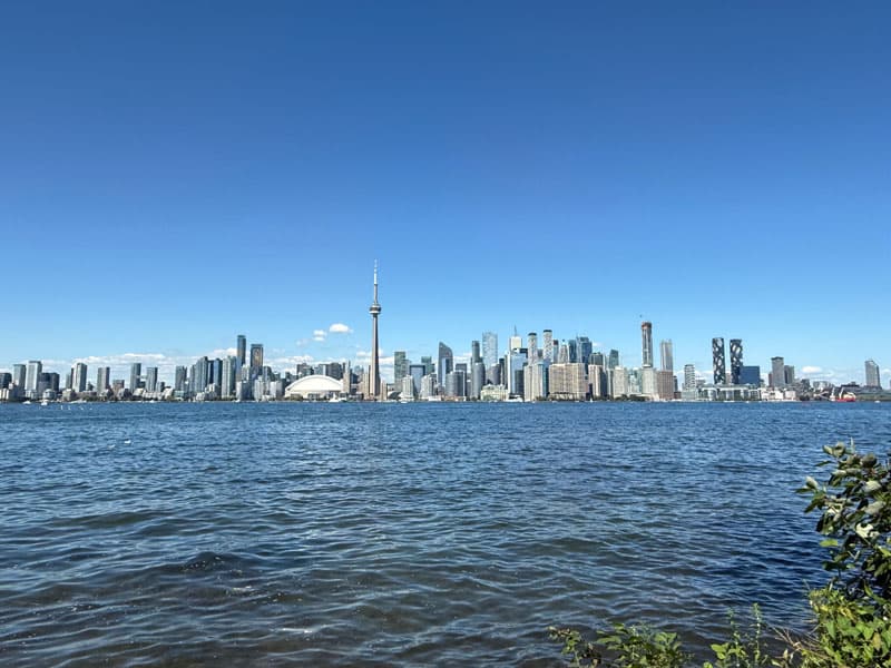 Skyline von Toronto mit CN Tower vom Wasser aus – Ausflugsziel im Auslandsjahr in Kanada