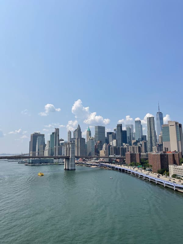 Manhattans Skyline und die Brooklyn Bridge über dem East River in New York