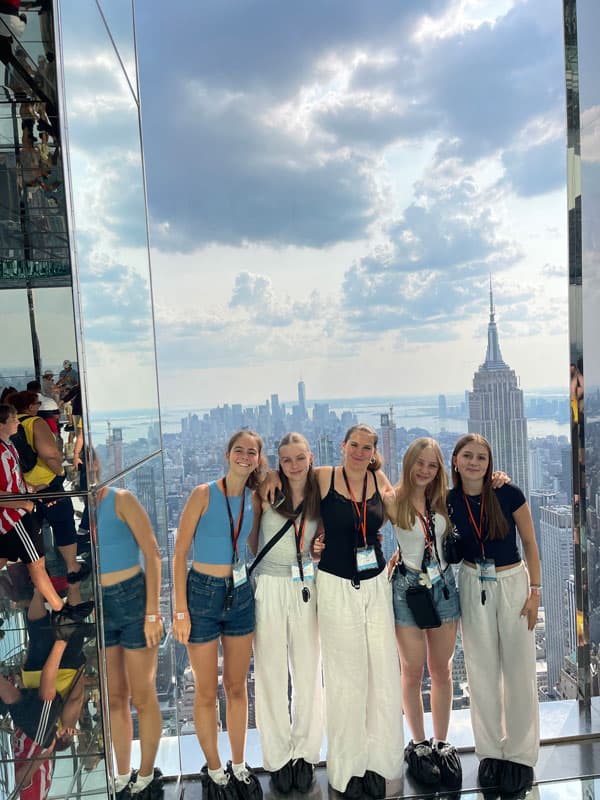 Auf der Aussichtsplattform: fünf Mädchen vor dem Empire State Building während ihres Auslandsjahres