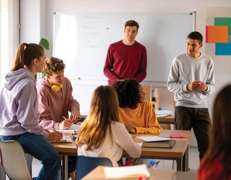 Unterricht an einer High School in den USA: Schüler:innen vor einem Whiteboard