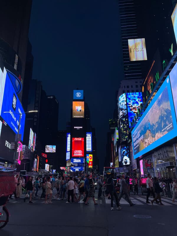 Leuchtende Werbetafeln am Times Square bei Nacht – Highlight einer New-York-Reise im Auslandsjahr