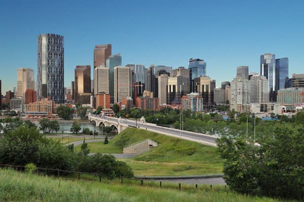 Skyline von Calgary, Alberta, mit Hochhäusern und Brücke über den Fluss