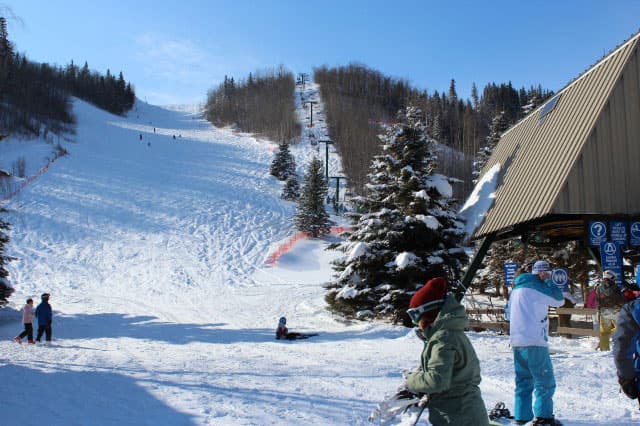 Skigebiet in Alberta mit Pistenschneise und Wintersportlern – Winter im Auslandsjahr