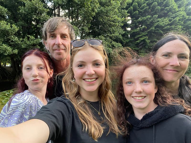 Selfie einer Austauschschülerin mit ihrer neuseeländischen Gastfamilie im Grünen