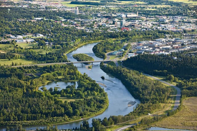 Luftaufnahme von Red Deer mit Fluss, Brücke und Wäldern – Gastregion in Alberta