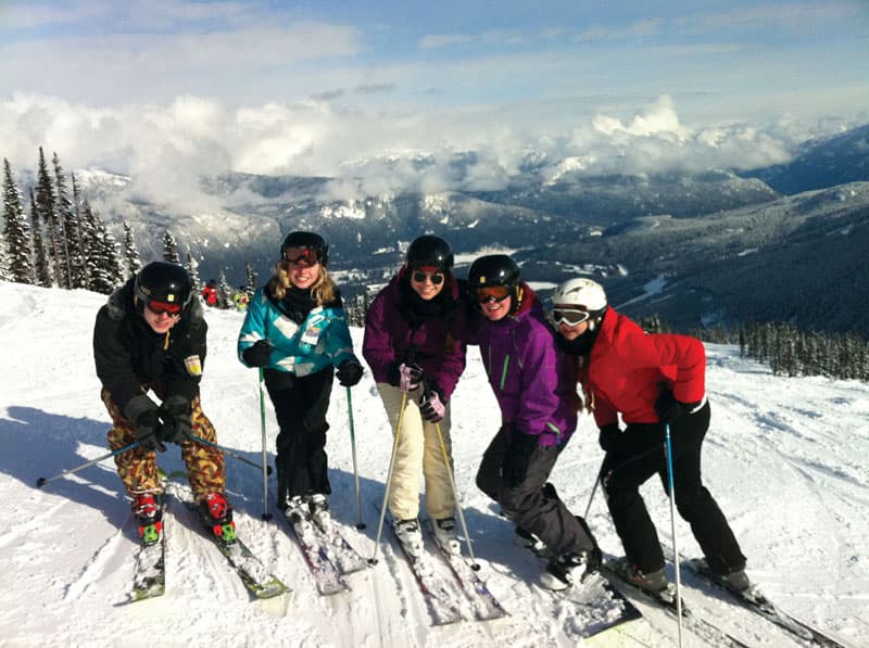 Skifahrerinnen auf verschneiter Piste vor Bergpanorama – Wintersport im Auslandsjahr in Kanada