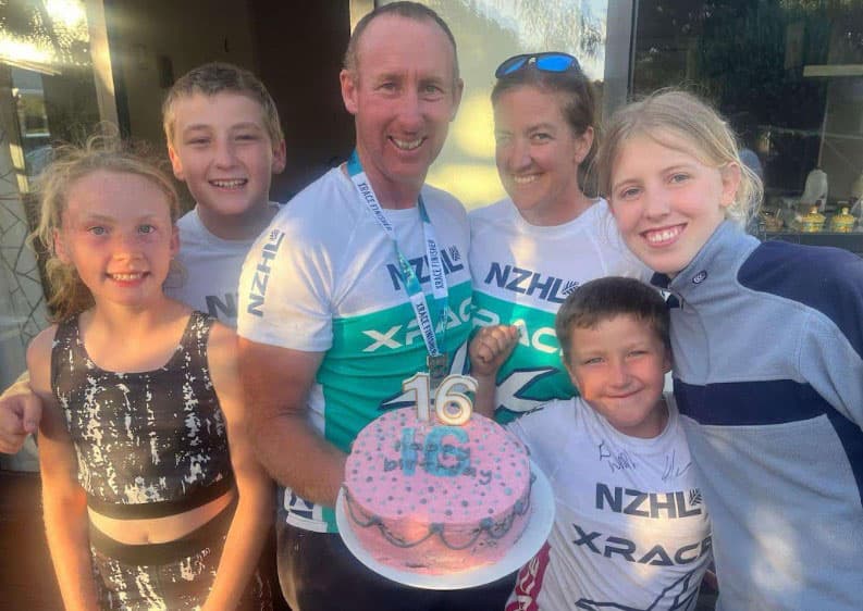 Gastfamilie in Neuseeland feiert einen 16. Geburtstag mit Torte