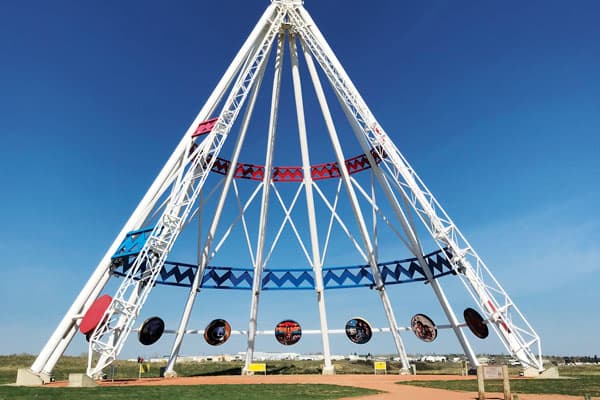 Stahlkonstruktion des Saamis Tipi in Medicine Hat – Wahrzeichen der Gastregion in Alberta