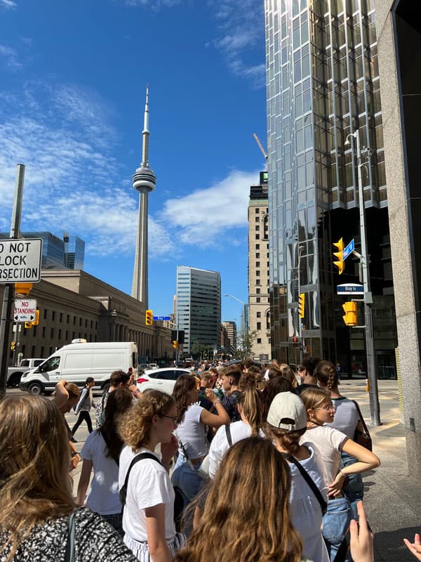 Unterwegs in Toronto: Austauschschüler:innen auf einer Straße mit Blick auf den CN Tower