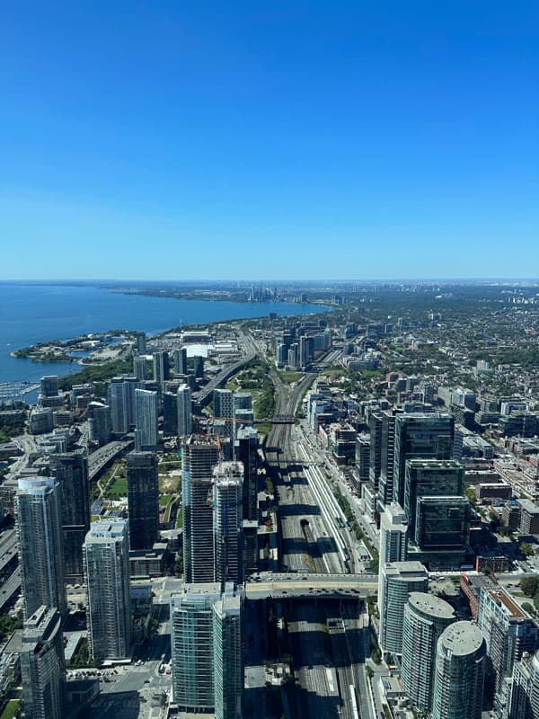 Luftblick über Torontos Hochhäuser bis zum Ontariosee