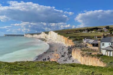 Kreidefelsen der Seven Sisters mit Strand und Häusern – Ausflugsziel im Auslandsjahr in Südostengland
