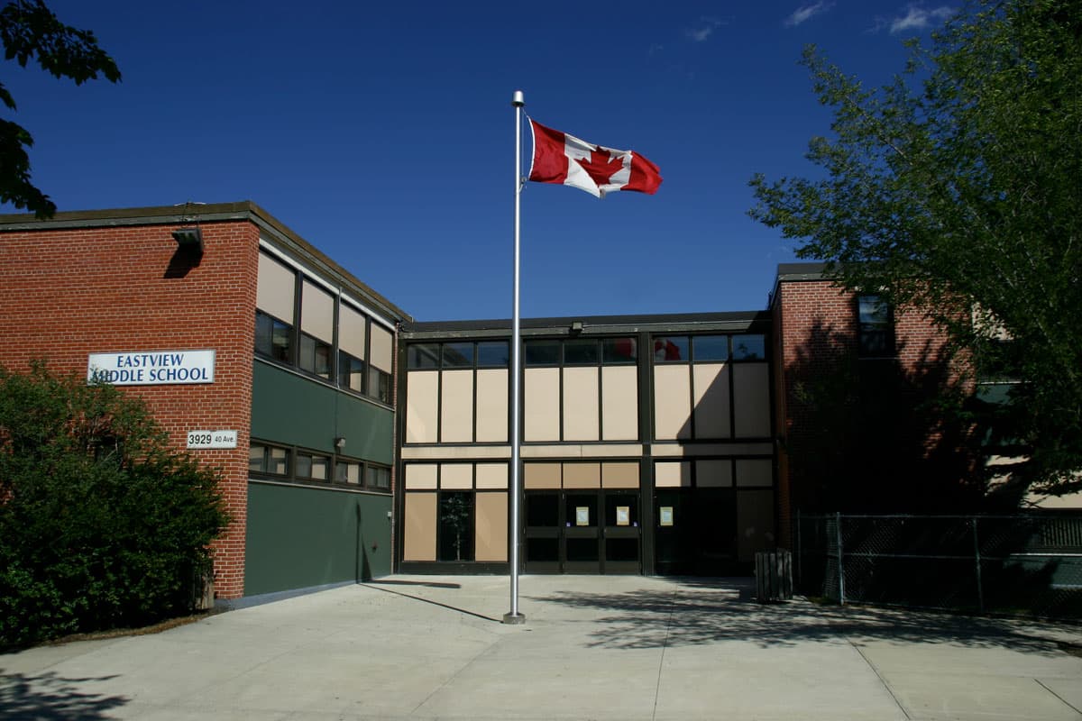 Backsteingebäude der Eastview Middle School mit kanadischer Flagge in Alberta
