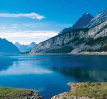 Klarer Bergsee vor felsigen Gipfeln der Rockies – Ausflugsziel im Auslandsjahr in Alberta
