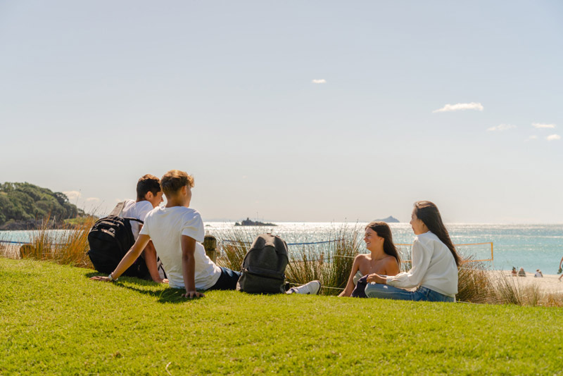 Tauranga_Colleges_Schülergruppe_Strand